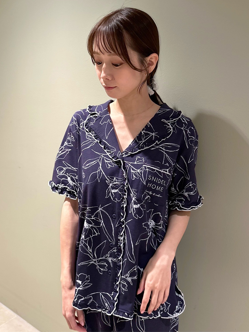 SNIDEL HOME 線画サテンシャツ SNIDEL（スナイデル）の「バックスリットサテンシャツ（シャツ