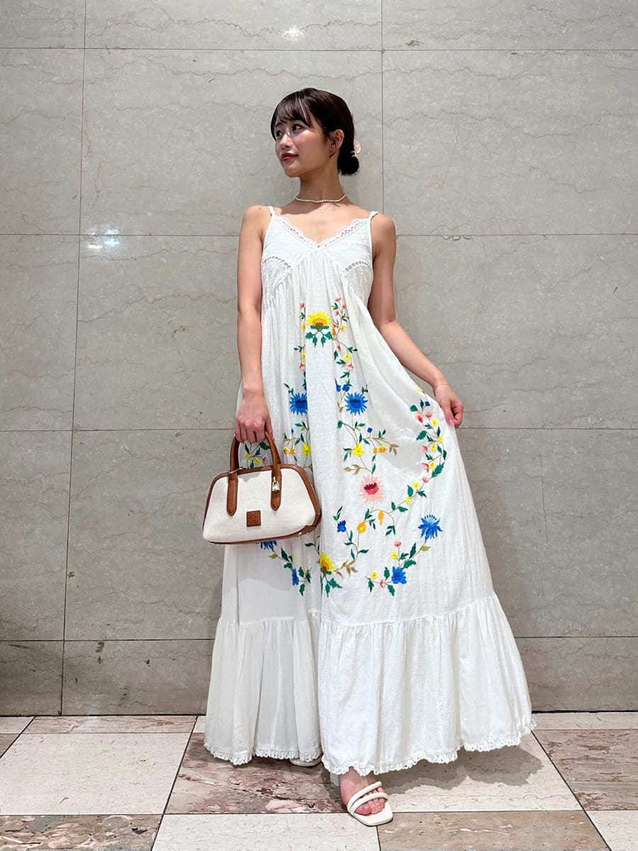 フラワーエンブロイダリーマキシワンピース(マキシ・ロングワンピース