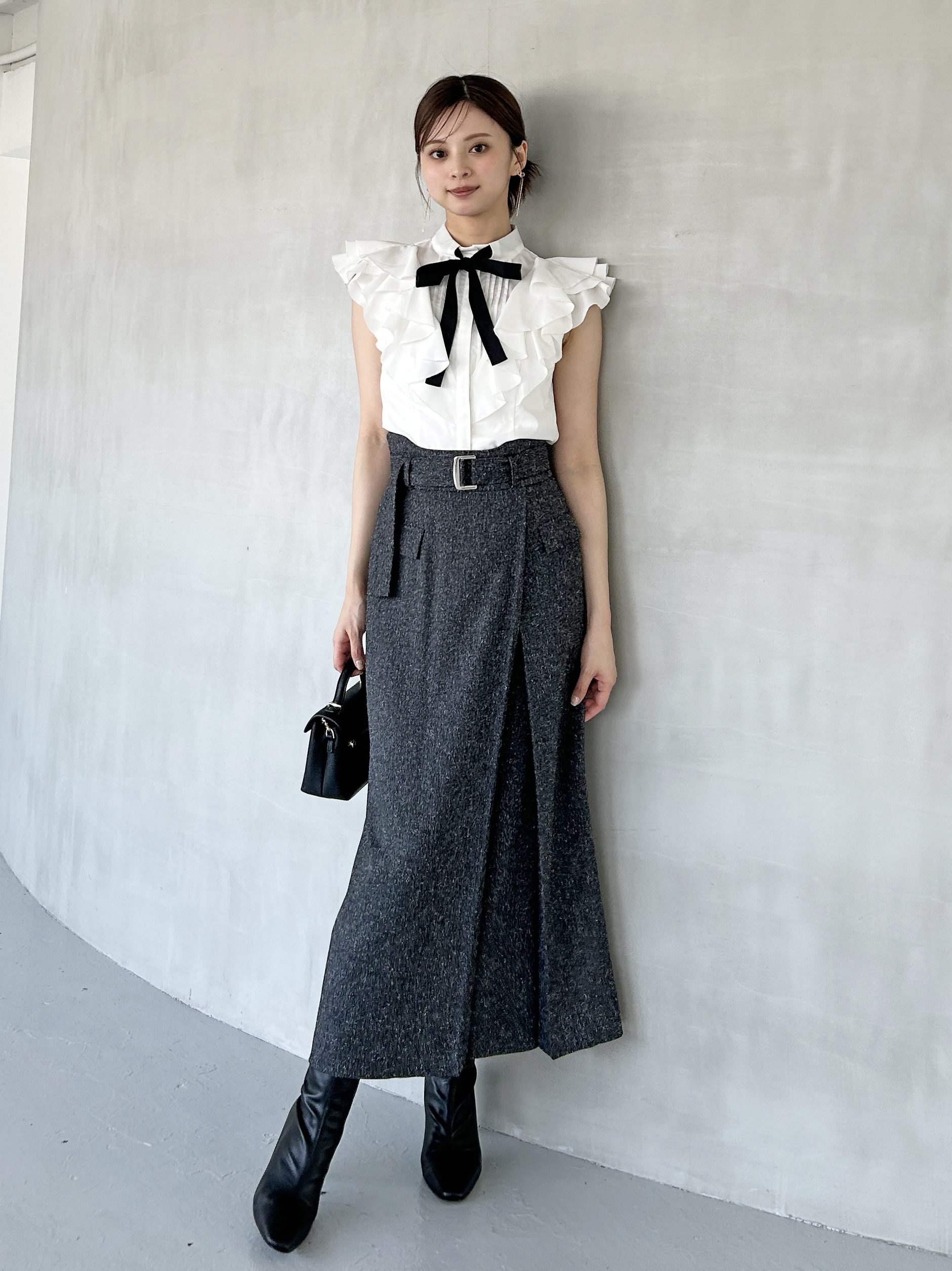 新品タグ付き snidel スナイデルベルテッドミドルレングスタイトスカート SNIDEL（スナイデル）の「ベルテッドミドルレングスタイトスカート