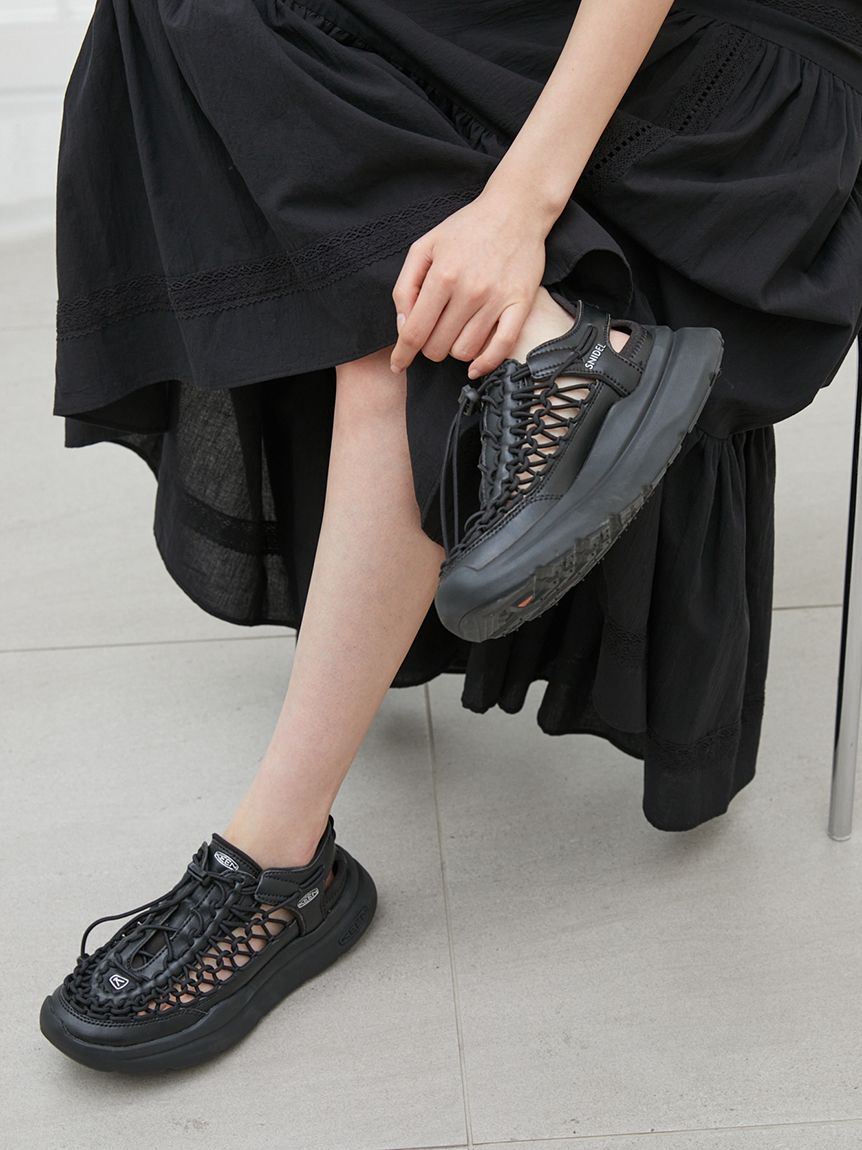 ［モグラ］スナイデル　KEEN サンダル　UNEEK WK新品 コーデ問わず合わせやすい、絶妙な光沢感がツボ。KEENの新作